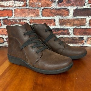 Clark’s Cloudstepper brown side zip bootie w/faux lace front. Size 7.5
